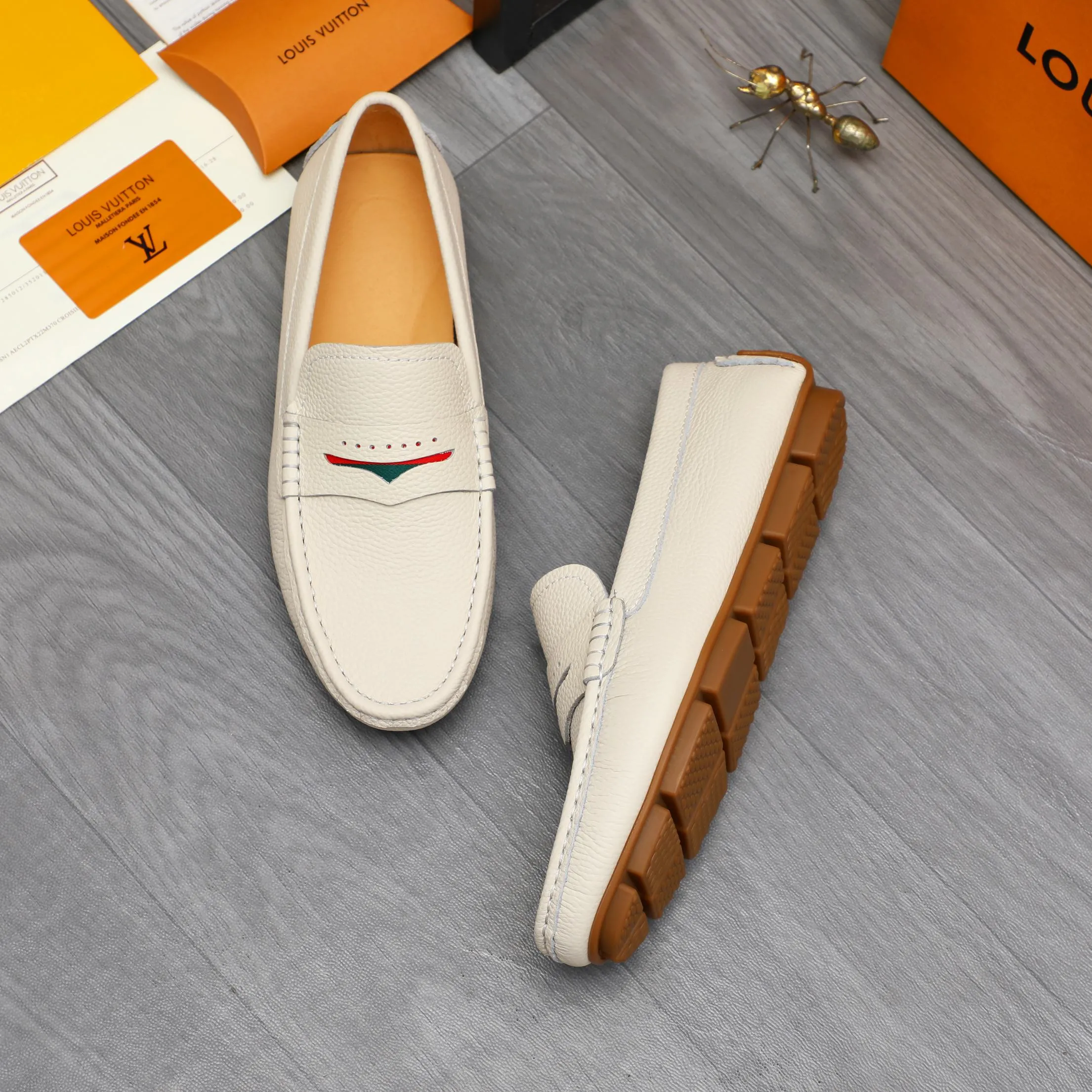 Men's shoes 💰360 Product trademark: LV "Louis Vuitton" casual slip-on men's shoes Regular size: 38-45 Product material: Selected pebbled cowhide upper, pigskin lining, rubber outsole